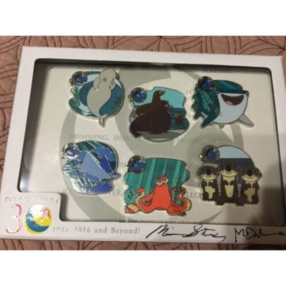 Disney Pins Pixar Party LE Finding Dory Scavenger Hunt Complete Boxed Set Signed - Picture 3 of 8